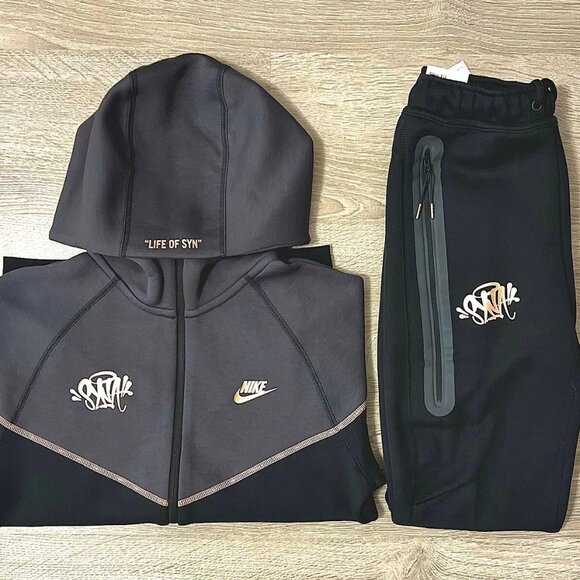 Nike x Central Cee Syn world tech fleece full tracksuit Black/Metallic Red Bronz - Picture 3 of 3